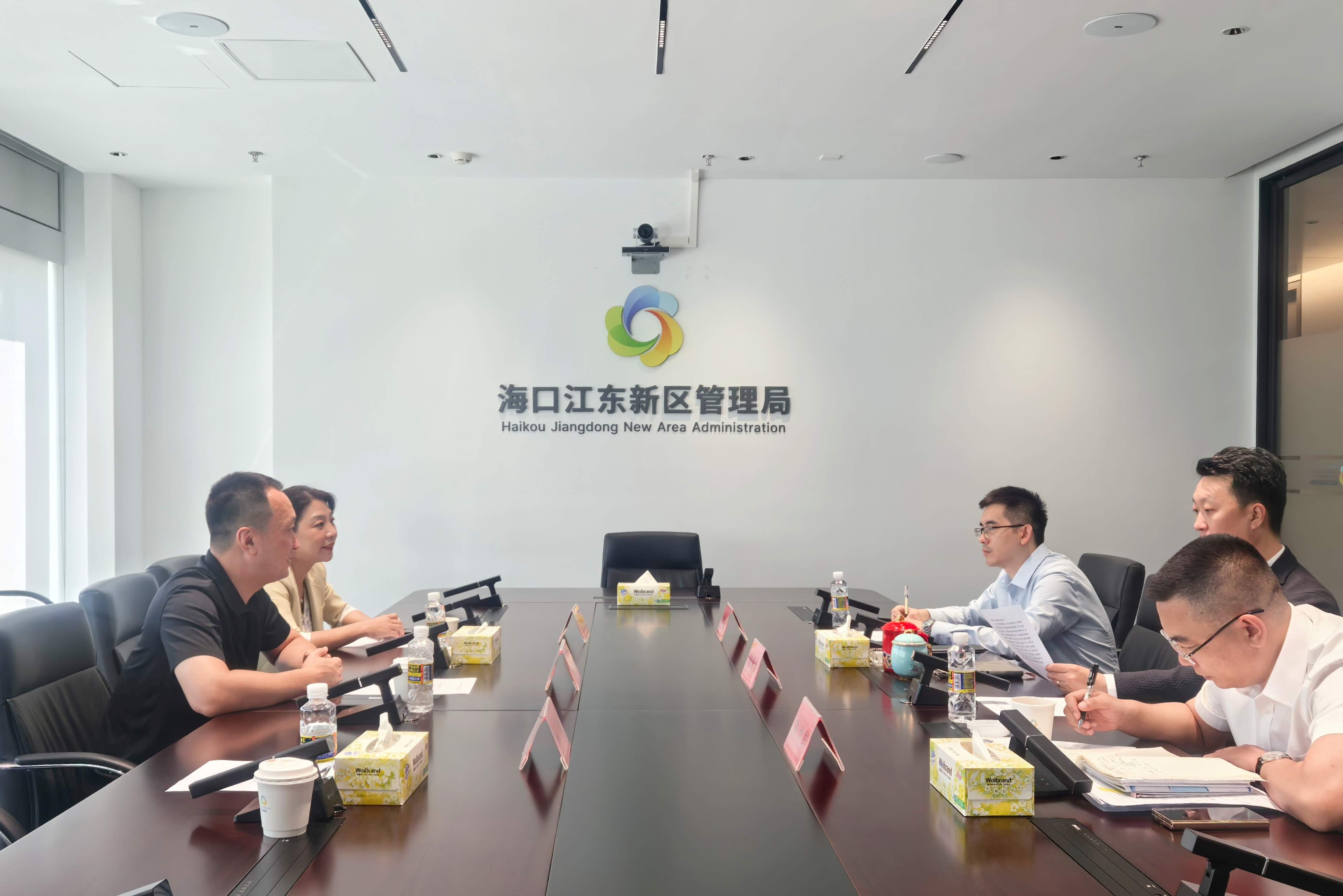 7月10日，供销大集与海口江东新区管理局举行座谈.jpg